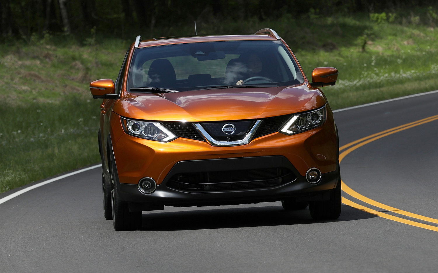 Comparison Hyundai Santa Fe GLS 2016 vs Nissan Rogue Sport SL 2017 SUV Drive